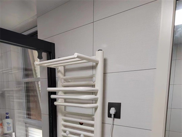 电热毛巾架最好的位置应该安装在哪个位置比较好？